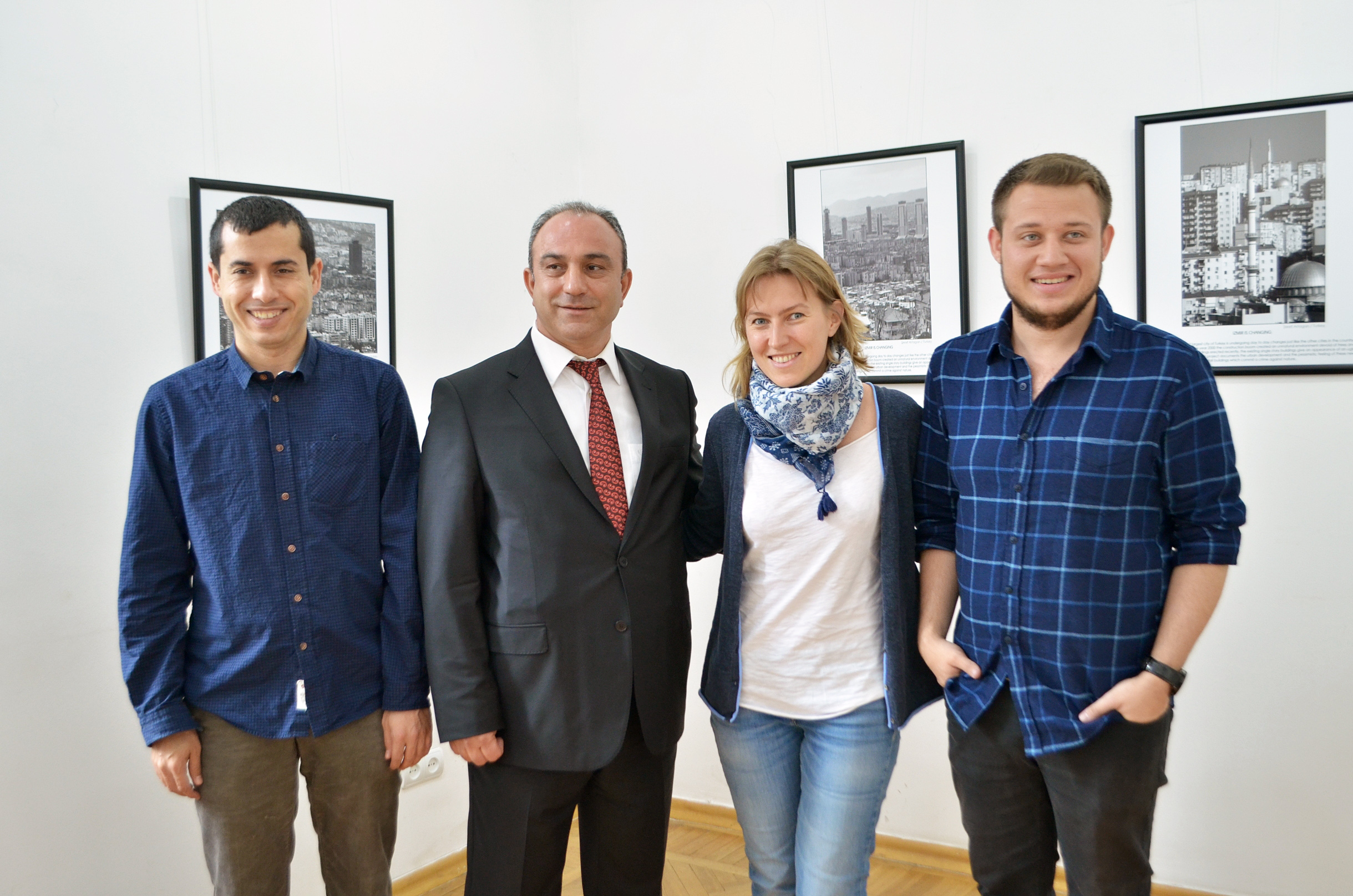 Куратор выставки Катерина Радченко и гости из Турции