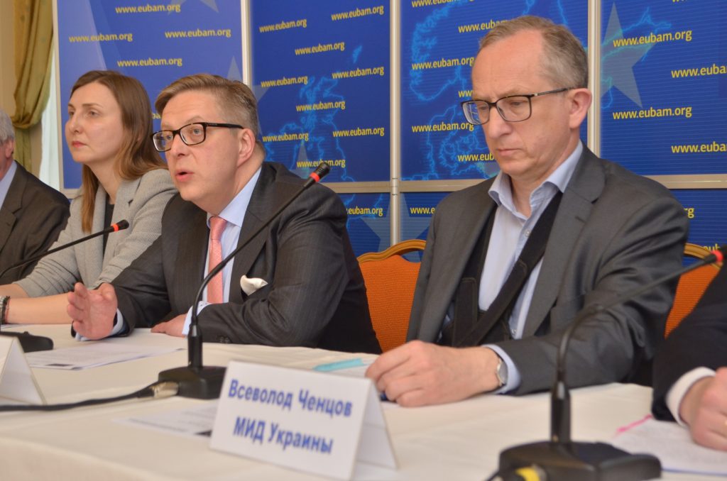Посол ЕС в Молдове Пиркка Тапиола (в центре)