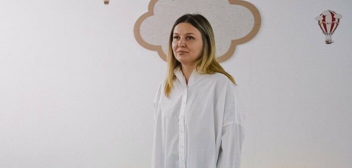 Переселенка з Маріуполя заснувала дитячий центр для дошкільнят з Одещини